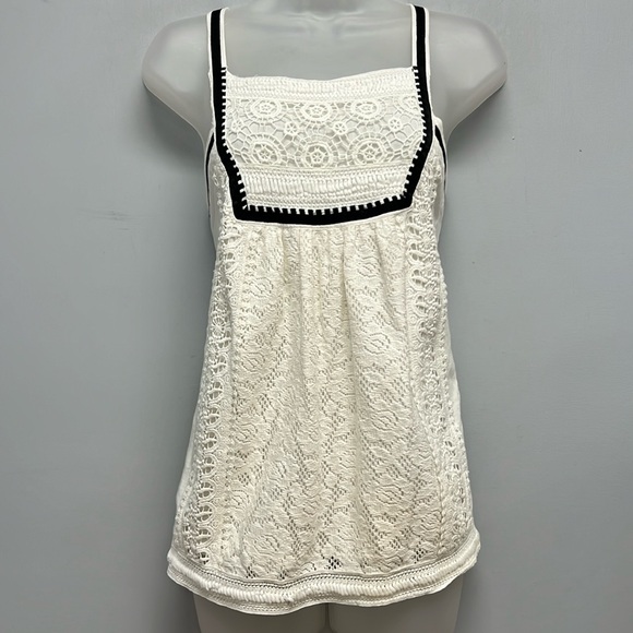 SOLD IN STORE Akemi + Kin Boho Crotchet Detailed Tank Top Size Medium - Picture 2 of 13